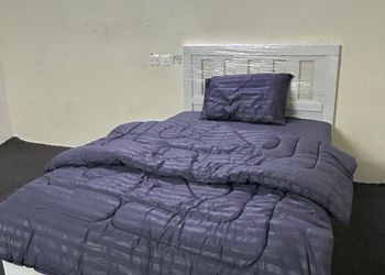 استديو هادئ بأثاث مريح
