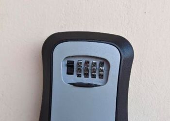 شقة بصالة أنيقة ودخول ذاتي