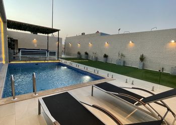 شاليه بجلسة تطل على مسبح خارجي 