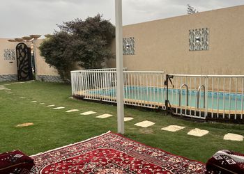 شاليه بمسبح خارجي وجلسة خارجية
