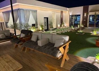 شاليه بمسطح اخضر وجلسة خارجية 