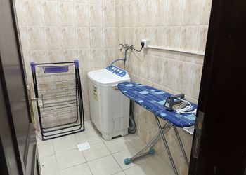 شقة بصالة وثلاث غرف نوم 