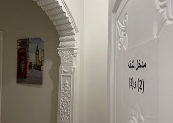 شقة بتصميم أنيق وغرفة نوم مريحة