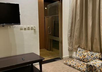 شاليه بجلسة تطل على مسبح خارجي 