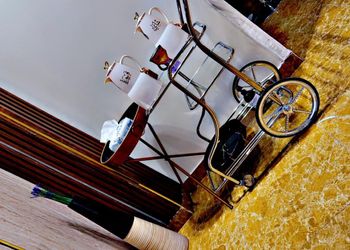 شاليه بمسبح خارجي ومسطح اخضر