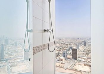 شقة بأثاث أنيق و موقع مميز
