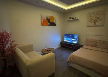 استديو بسرير ماستر وجلسة مريحة 