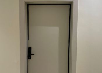 استديو بأثاث مريح وبسيط 