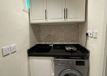 استديو بأثاث مريح وبسيط 
