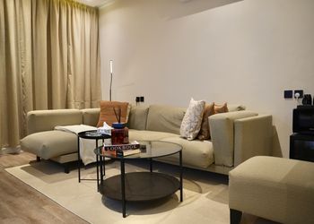 شقة بدخول ذاتي وصالة مريحة 