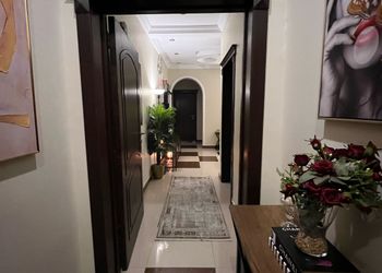 شقة بصالة وثلاث غرف نوم 