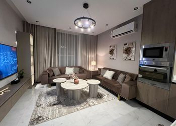 شقة بصالة أنيقة وتصميم مودرن 