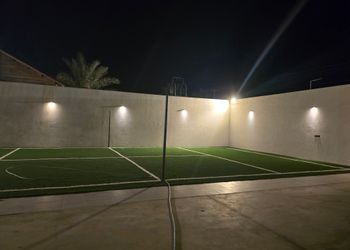 استراحة بمجلس وفناء خارجي 