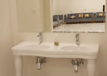 شاليه بمسطح اخضر وجلسة خارجيه