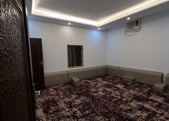 استراحة بمجلس وبأثاث مريح وبسيط 