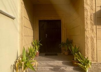 استديو بأثاث مريح وبسيط 