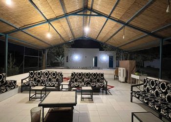 مزرعة بمسطحات خضراء وجلسة خارجية