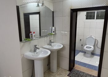 شقة بصالة وثلاث غرف نوم