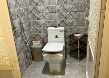 شاليه بجلسة خارجية و مسطح اخضر