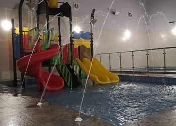 شاليه بمسبح خارجي وألعاب مائية