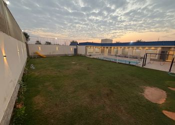 استراحة بمسطح اخضر ومجالس