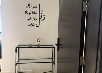 شقة بغرفتين نوم وصالة مريحة 