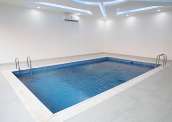 شاليه بمسطح اخضر ومسبح