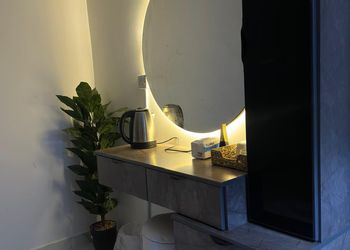 استديو بأثاث مريح وبسيط 