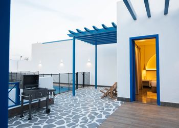 شاليه بمسطح اخضر ومسبح