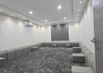استراحة بمجالس واسعة وفناء خارجي