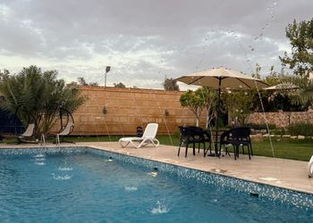 استراحة بمسطح اخضر ومجالس
