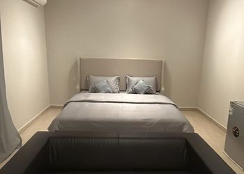 استديو بأثاث مريح وبسيط 