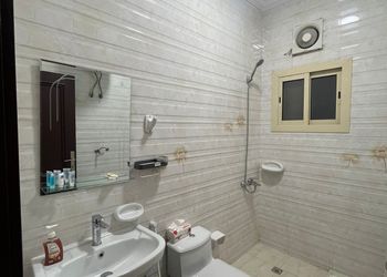 شقة بصالة أنيقة ودخول ذاتي 