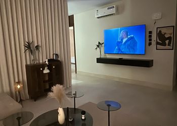 شقة بصالة أنيقة وغرفتين نوم 