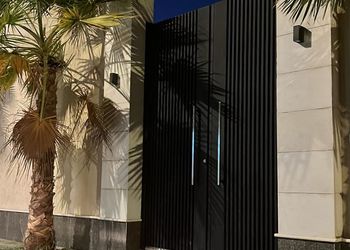 شاليه بمسطح اخضر وجلسة خارجية 