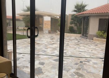 استراحة بمسطح اخضر وجلسه خارجيه