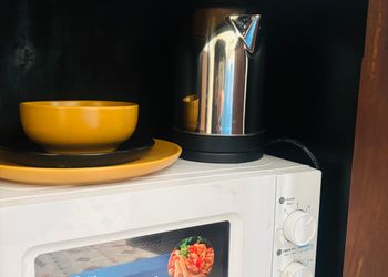 استديو بأثاث مريح وبسيط 