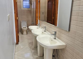 شاليه بمسطح اخضر وجلسة خارجية 