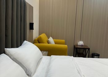 استديو بسرير ماستر وأثاث مريح 