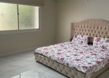 شقة بصالة مريحة وثلاث غرف نوم 