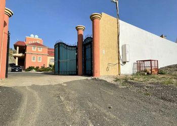 فيلا بصالة مطلة على مزرعة 