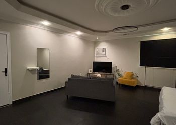 استديو بأثاث مريح وبسيط 