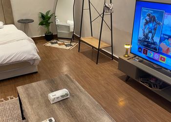 استديو هادئ وبأثاث مريح وبسيط 