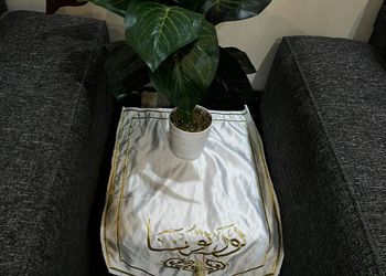 شقة واسعة بصالة وثلاث غرف نوم 