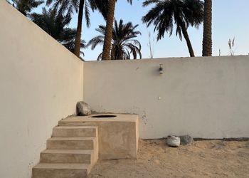 استراحة بجلسة مطلة على المسبح 