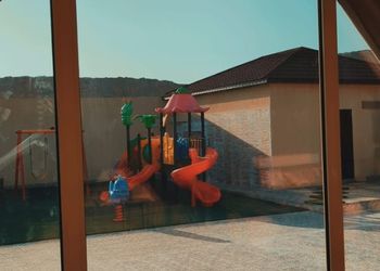 شاليه بألعاب أطفال ومسبح