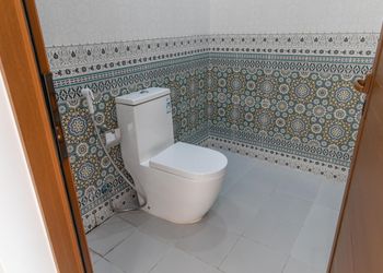 شاليه بمسطح اخضر وجلسة خارجية 