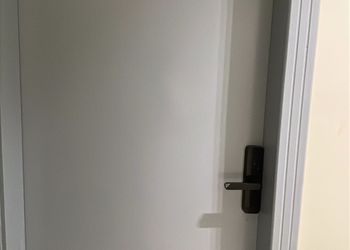 استديو بسرير ماستر وأثاث مريح 