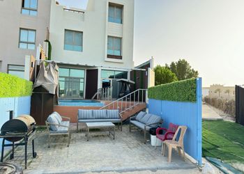 شاليه بمسبح مطل على البحر 