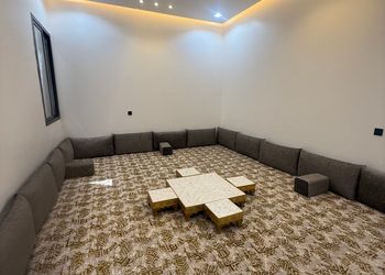 شاليه بمجالس مريحة ومسبح خارجي 